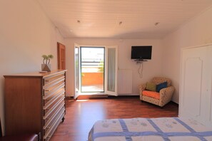 2 habitaciones, tabla de planchar con plancha, cuna de viaje y wifi 