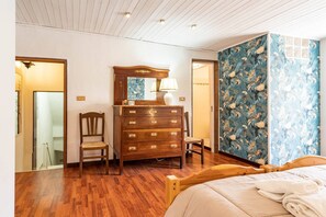 2 habitaciones, tabla de planchar con plancha, cuna de viaje y wifi 