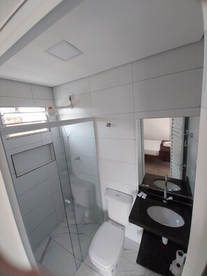 Family Room | Bathroom | Shower, hair dryer, towels - Pousada Vila Real PG (Praia Grande)