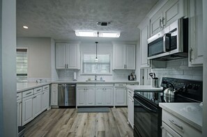 Geladeira, micro-ondas, fogão, cooktop