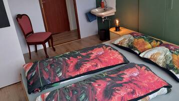 3 slaapkamers, een kluis op de kamer, een bureau