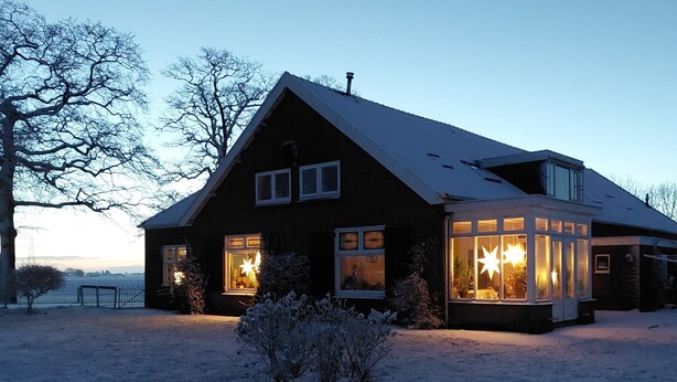 A two-story house with a sloped roof, large windows, and a snow-covered lawn. - De Mast bij Fort Vechten,house in old farmhouse, on the countryside near Utrecht (Bunnik)