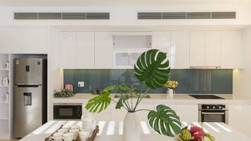 Frigorífico, microondas, horno y placa de cocina