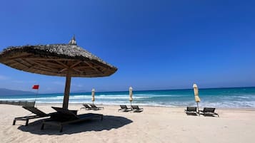 Ubicación a pie de playa, tumbonas y toallas de playa