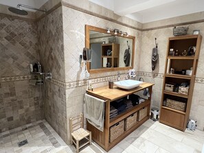 シャワー、ヘアドライヤー、ビデ、タオル