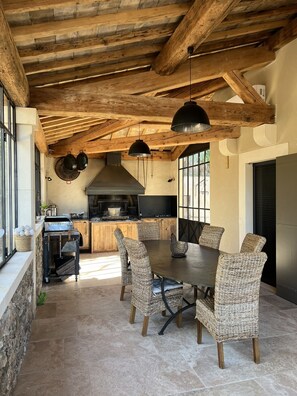 屋外ダイニングエリア