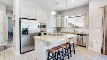 Køleskab, mikrobølgeovn, ovn, kogeplade