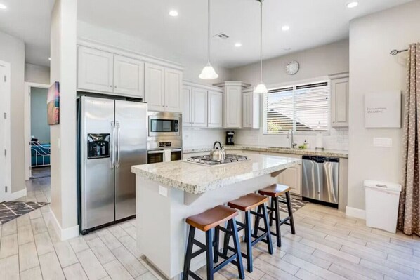 Fridge, microwave, oven, stovetop - Red Coral Retreat near Zion NP, pets welcome (Washington)