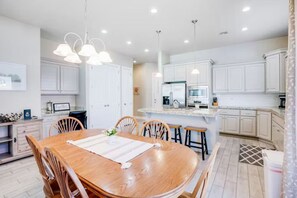 Dining - Red Coral Retreat near Zion NP, pets welcome (Washington)
