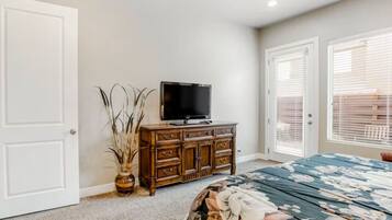 3 bedrooms, desk, iron/ironing board, travel crib