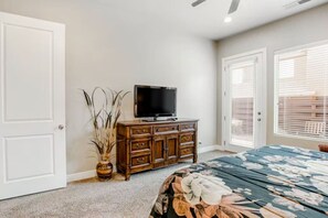 3 habitaciones, escritorio y tabla de planchar con plancha 