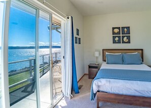 4 bedrooms, iron/ironing board, WiFi, bed sheets - Waterfront home w/ beach access and Game room (Port Ludlow)