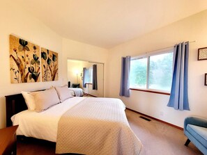 4 bedrooms, iron/ironing board, WiFi, bed sheets