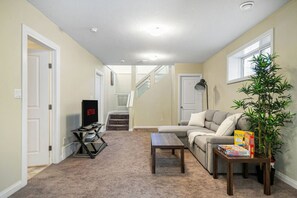 Smart TV, libros y oficina 