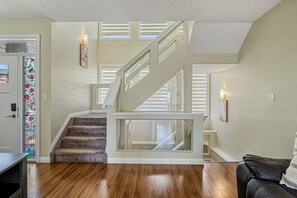 Interior - 5BR Home » AC » Henday Access » King Bed » Netflix (Edmonton)