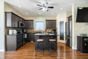 Frigorífico, microondas, horno y placa de cocina