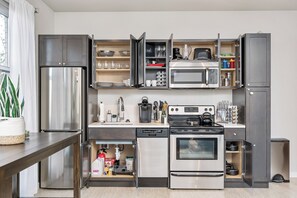 Private kitchen - Beautiful 1-Bedroom Apartment@Walk to Uptown@Fast WiFi@In-Unit W/D (Minneapolis)