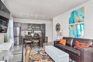 TV - Beautiful 1-Bedroom Apartment@Walk to Uptown@Fast WiFi@In-Unit W/D (Minneapolis)