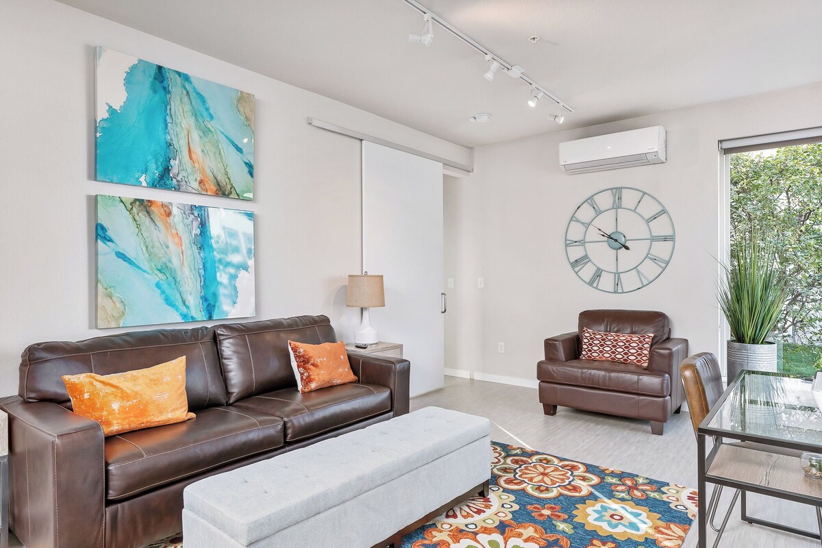 Beautiful 1-Bedroom Apartment@Walk to Uptown@Fast WiFi@In-Unit W/D