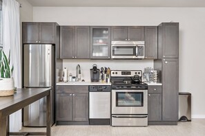 Private kitchen - Beautiful 1-Bedroom Apartment@Walk to Uptown@Fast WiFi@In-Unit W/D (Minneapolis)