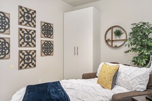 1 bedroom, desk, iron/ironing board, travel cot - Beautiful 1-Bedroom Apartment@Walk to Uptown@Fast WiFi@In-Unit W/D (Minneapolis)