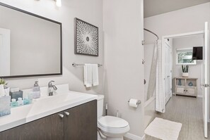 Hair dryer, towels, soap, shampoo - Beautiful 1-Bedroom Apartment@Walk to Uptown@Fast WiFi@In-Unit W/D (Minneapolis)