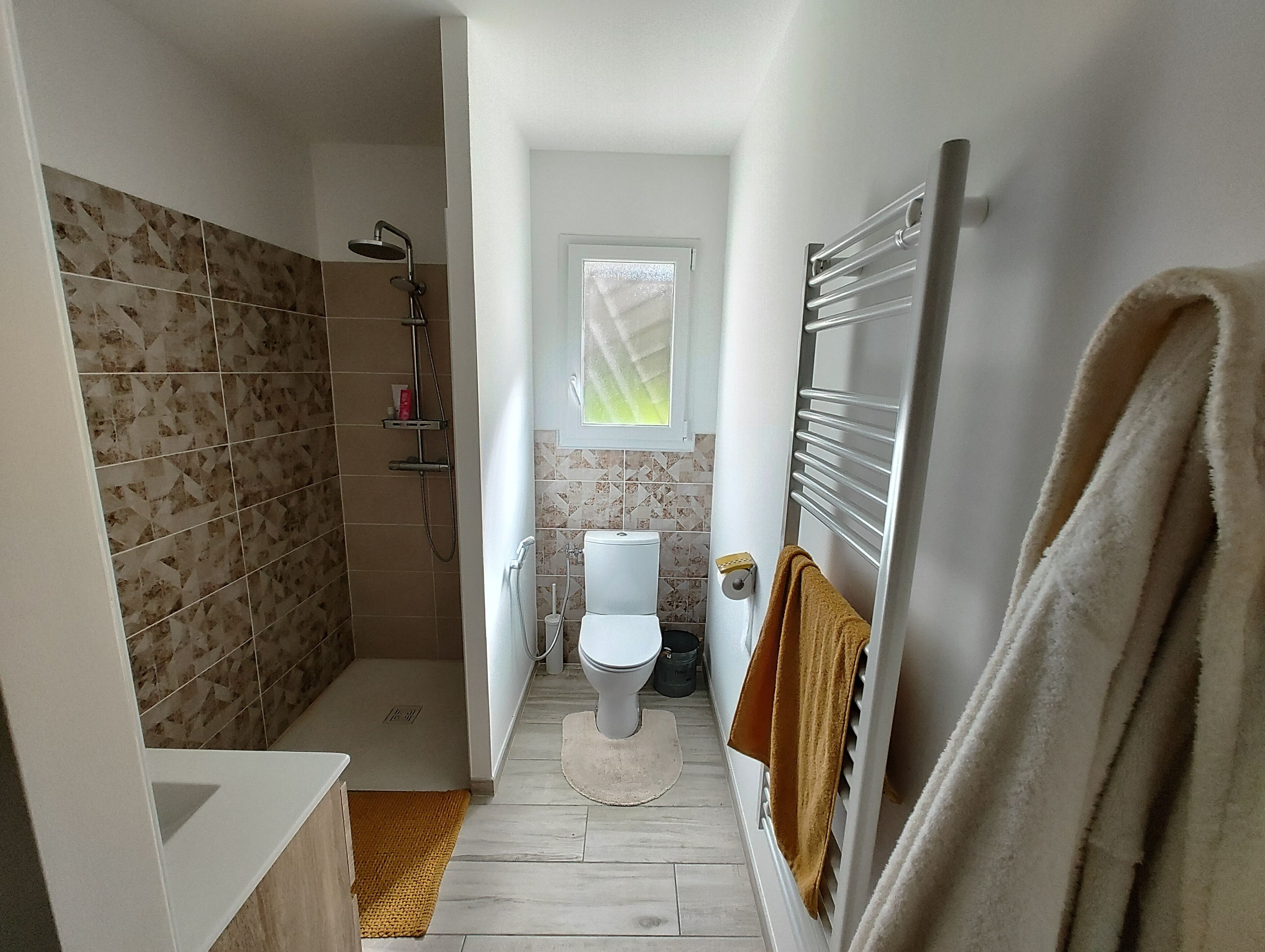 Bruser, miljøvenlige toiletartikler, hårtørrer, håndklæder