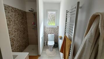 Bruser, miljøvenlige toiletartikler, hårtørrer, håndklæder