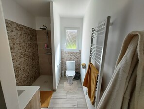 Shower, eco-friendly toiletries, hair dryer, towels