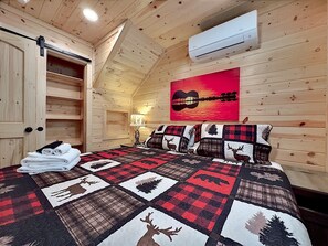 2 bedrooms, iron/ironing board, WiFi, bed sheets - Brand New! Lakeview Tiny Home in Downtown Hiawassee (Hiawassee)