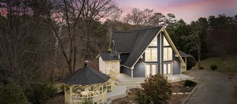 Lake Jocassee retreat on two acres!! New hot tub, Devil’s Fork State Park