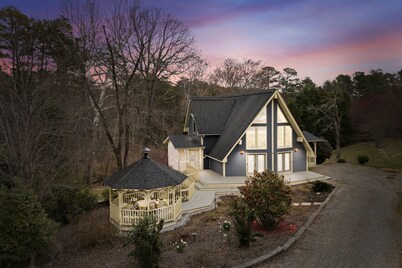 Lake Jocassee retreat on two acres!! New hot tub, Devil’s Fork State Park