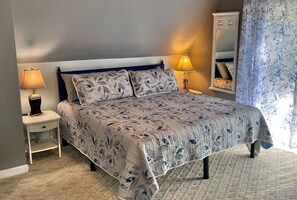 3 bedrooms, iron/ironing board, free WiFi, bed sheets - Lake Jocassee retreat on two acres!! New hot tub, Devil’s Fork State Park (Salem)