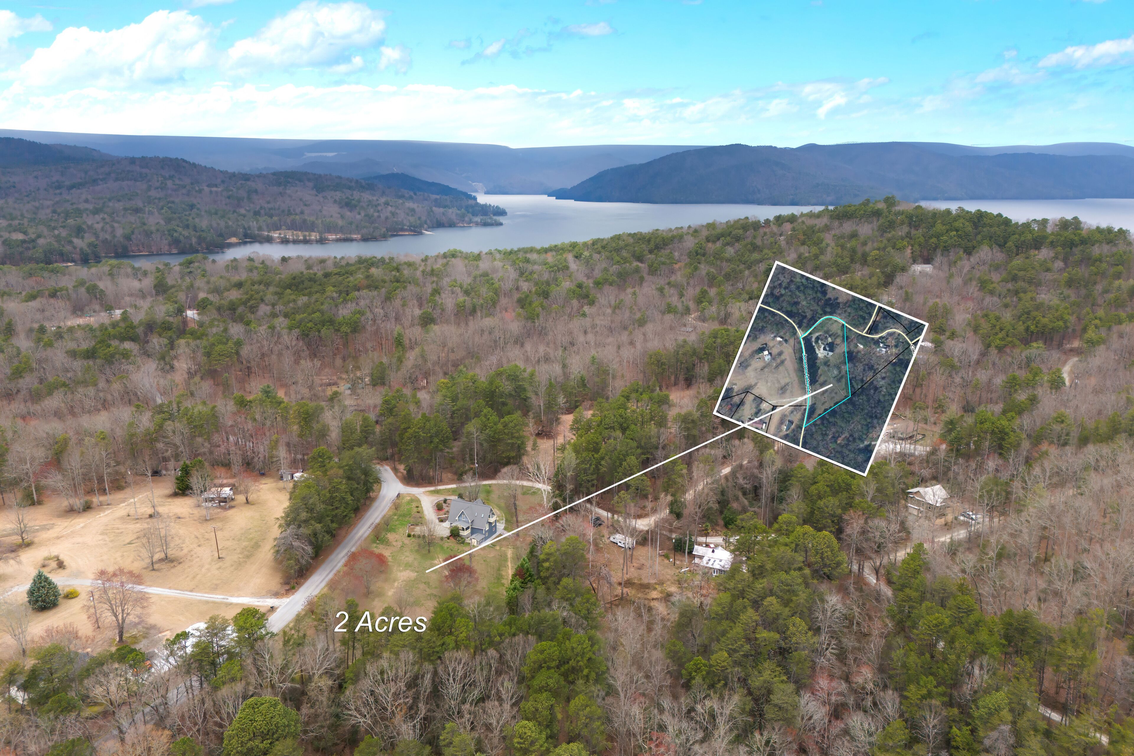 Vue aérienne d’une propriété de près d’un hectare, comprenant une maison, une petite allée et une zone boisée environnante.
