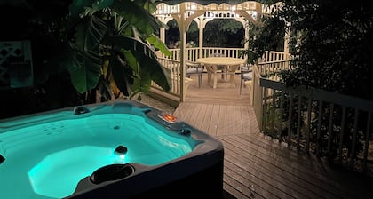 Lake Jocassee retreat on two acres!! New hot tub, Devil’s Fork State Park