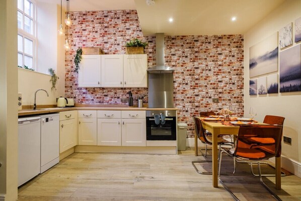 Kühlschrank, Mikrowelle, Herdplatte, Toaster