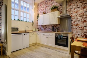 Fridge, microwave, stovetop, toaster - Old Antiques Warehouse(free access to health club) (Bowness-on-Windermere)