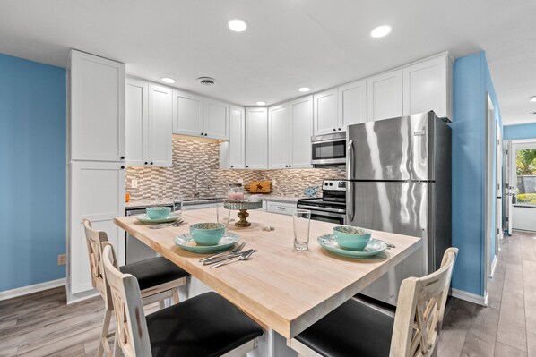 Refrigerador, microondas, horno, placa de cocina