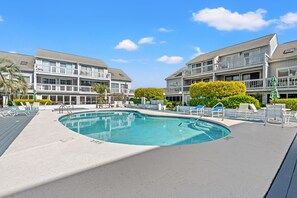室内游泳池，室外游泳池