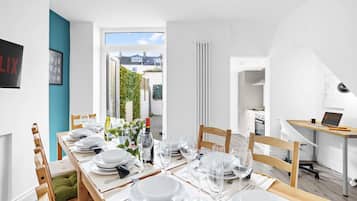 Apartment | 3 bedrooms, desk, iron/ironing board, Internet