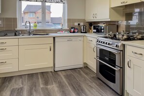 3 عدّة غرف نوم ومكتب ومكواة/لوح كي وخدمة الإنترنت