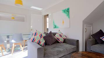 House | 3 bedrooms, desk, iron/ironing board, Internet