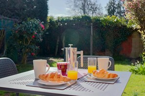 3 habitaciones, escritorio y tabla de planchar con plancha