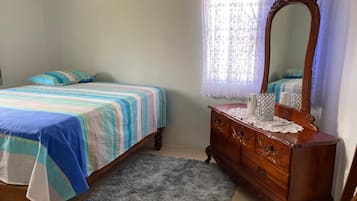 House | 1 bedroom, iron/ironing board, free WiFi, bed sheets