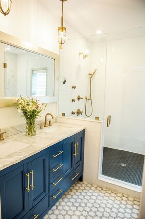 Hair dryer, towels, soap, shampoo -  6 Bedroom DC Family RetreatRare size in the city!  (Washington)