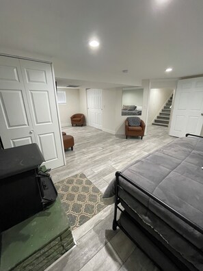 4 bedrooms, desk, iron/ironing board, travel crib - Center of town, newly renovated home, lots of parking and space for family (Cedar City)