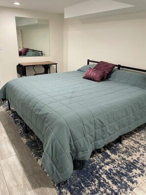 4 slaapkamers, een bureau, een strijkplank/strijkijzer, reisbedje