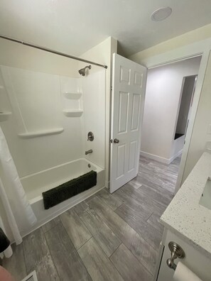 Shower, hair dryer, towels, soap - Center of town, newly renovated home, lots of parking and space for family (Cedar City)