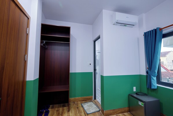 Premium bedding, memory foam beds, desk, laptop workspace - Nineties Homestay  (Hue)