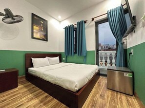 Premium bedding, memory-foam beds, desk, laptop workspace - Nineties Homestay  (Hue)
